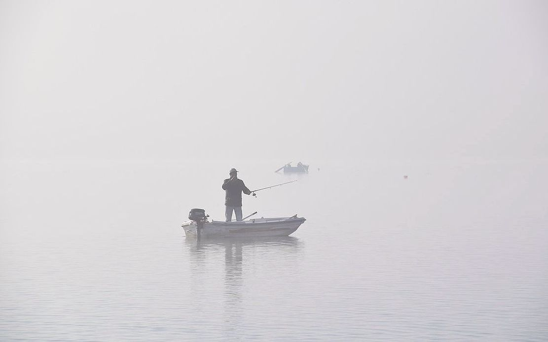 Equipamento de pesca rústico e bem cuidado, pronto para o trabalho